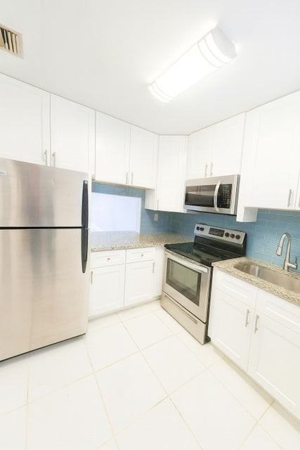 1001 Se 3rd St #3 - Photo 6 of 8