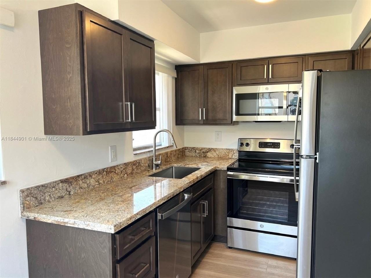 270 Northeast 40th Street #27 - Photo 3 of 11