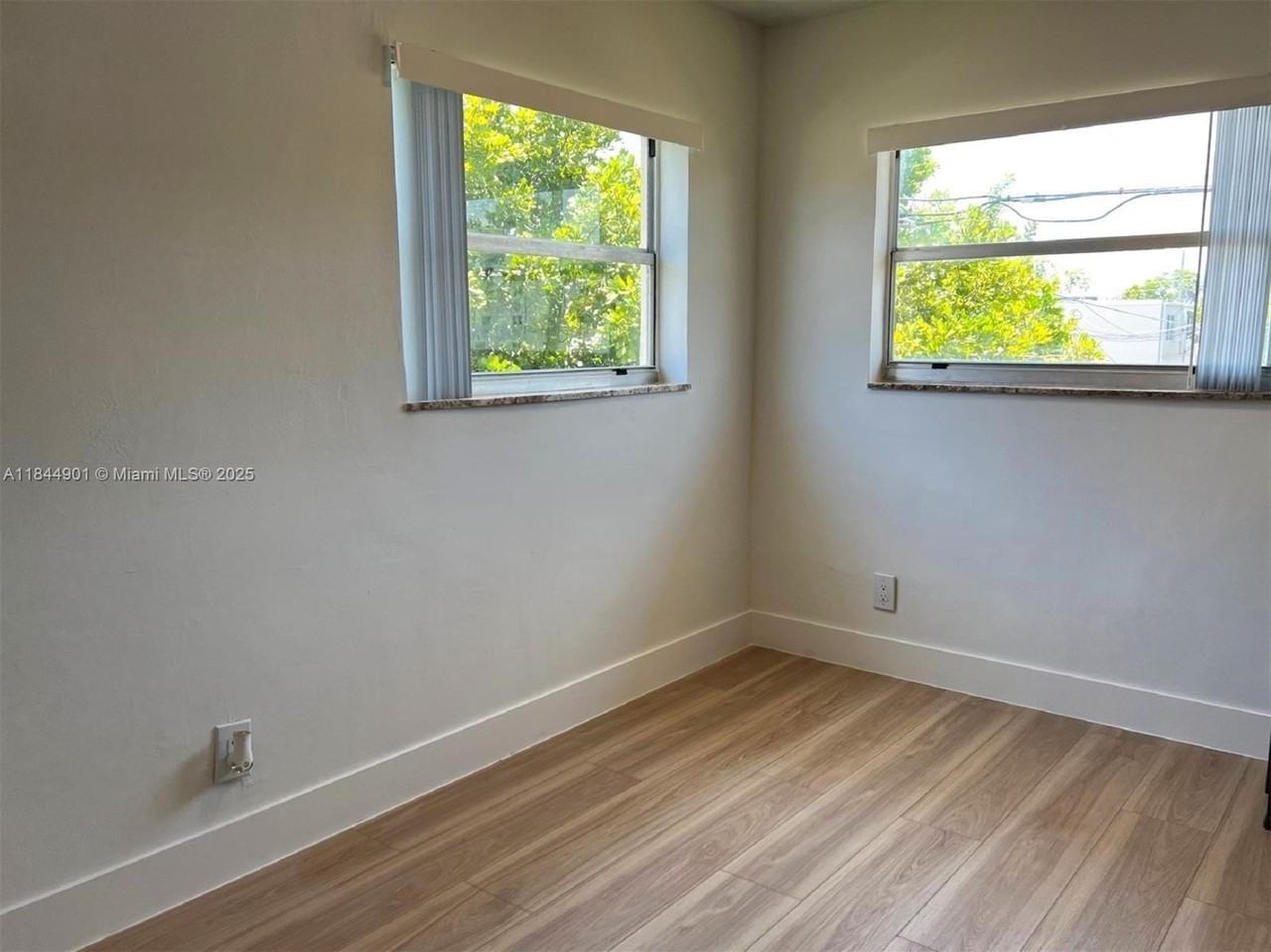 270 Northeast 40th Street #27 - Photo 4 of 11