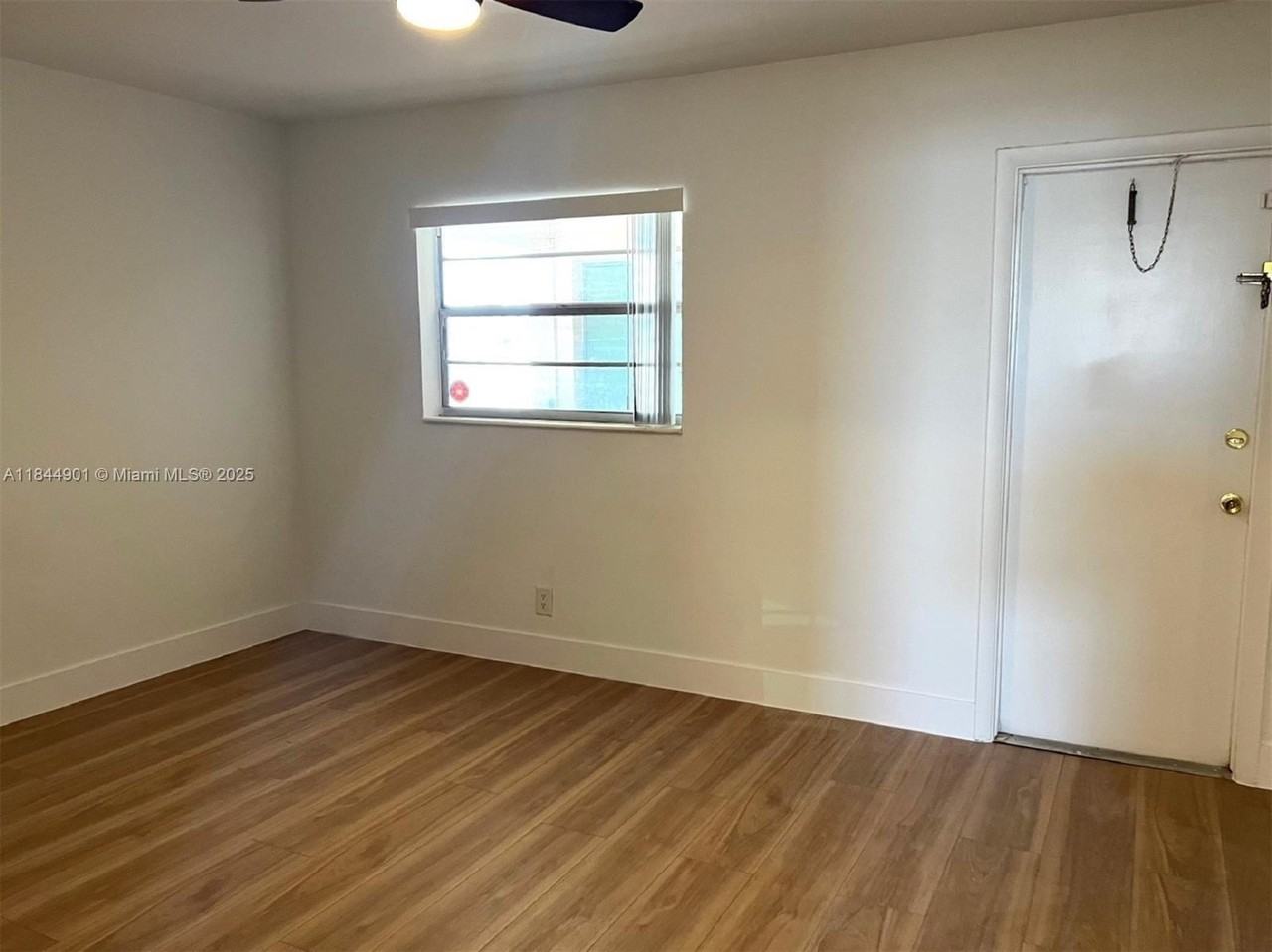 270 Northeast 40th Street #27 - Photo 5 of 11