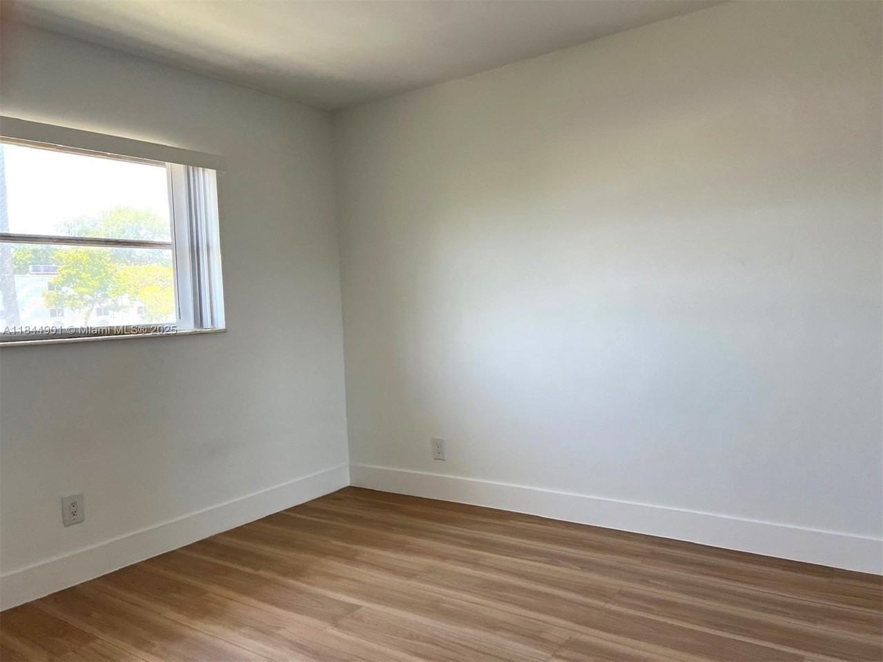 270 Northeast 40th Street #27 - Photo 6 of 11