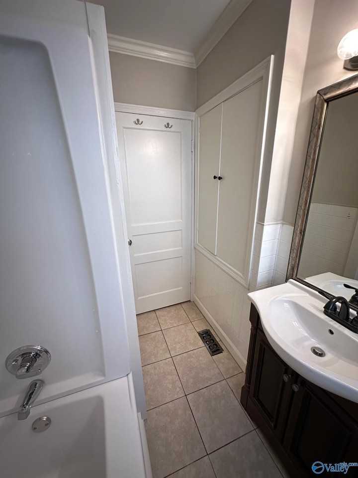 1915 Vanderbilt Cir Sw - Photo 4 of 9