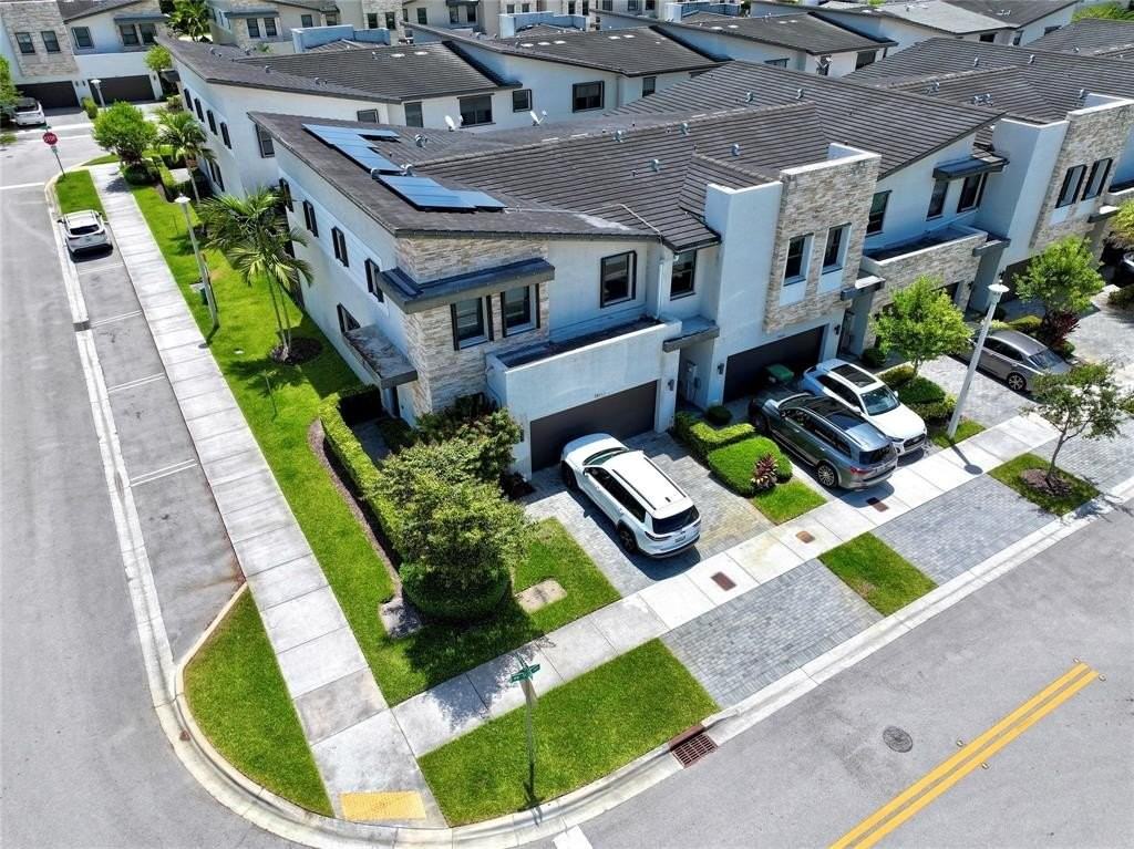 7911 Nw 105th Ave #7911 - Photo 2 of 32