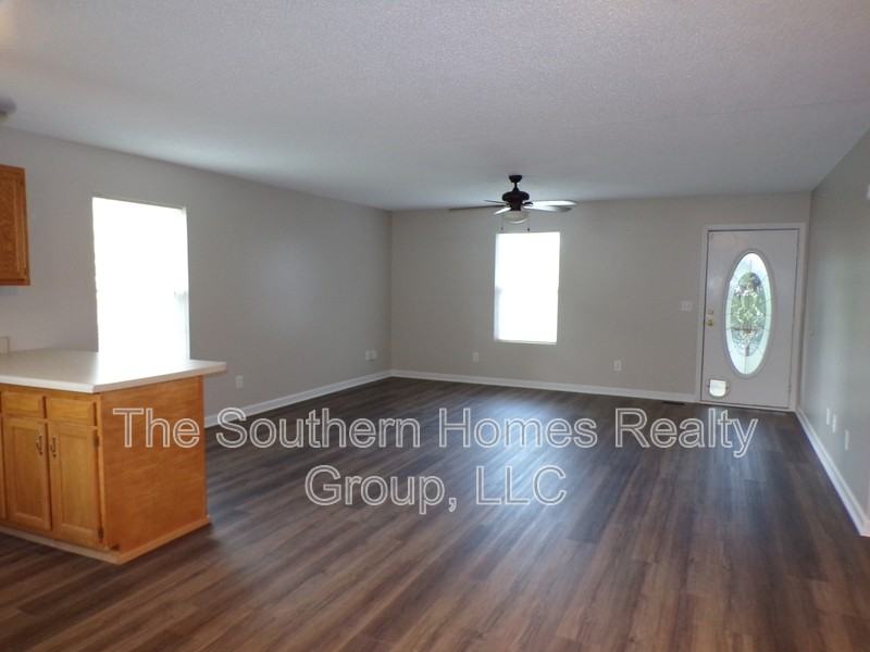 109 Astrid St - Photo 3 of 10