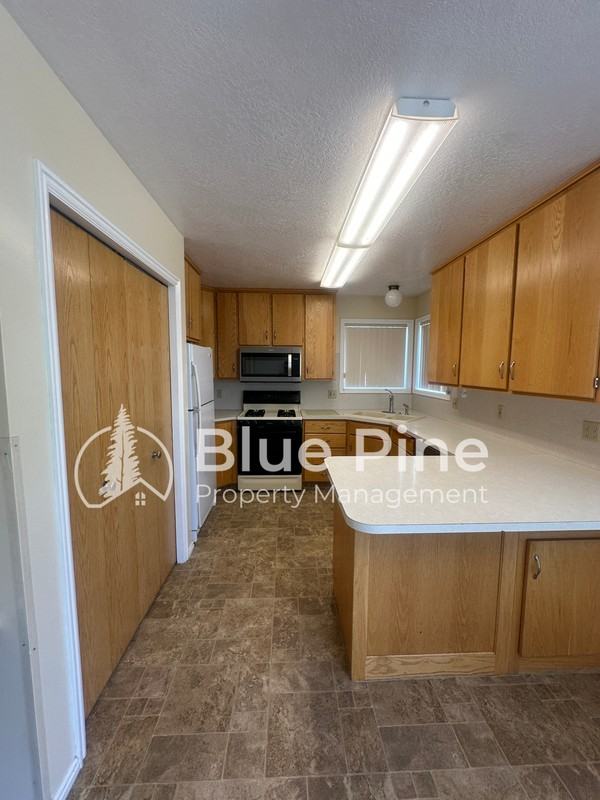 1077 Eastnorth - Photo 5 of 16