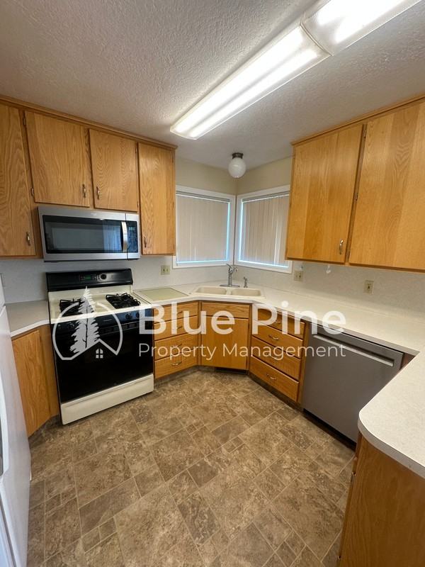 1077 Eastnorth - Photo 6 of 16