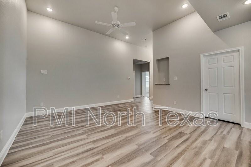 1518 Walworth St - Photo 5 of 17