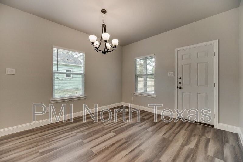 1518 Walworth St - Photo 6 of 17