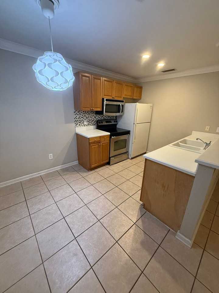 110 Chapel Dr - Photo 3 of 7