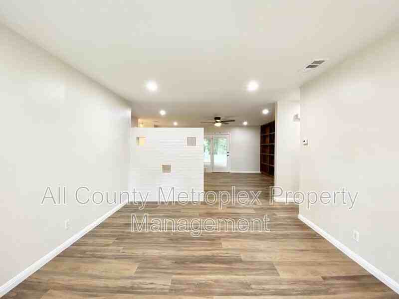 1314 Timberlake Cir - Photo 2 of 10