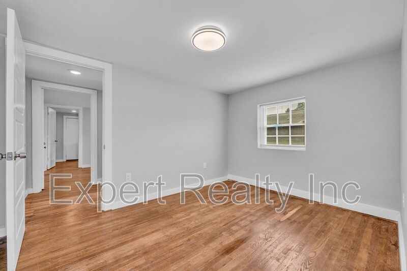 546 55th St #D - Photo 5 of 28