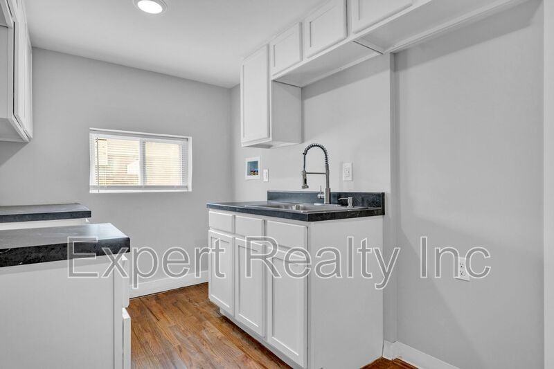 546 55th St #D - Photo 3 of 28