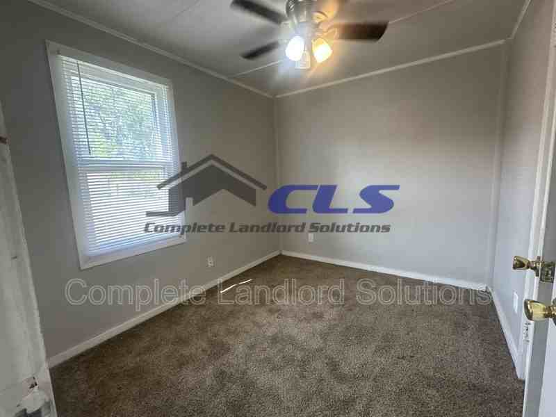 916 Kussner St - Photo 6 of 8