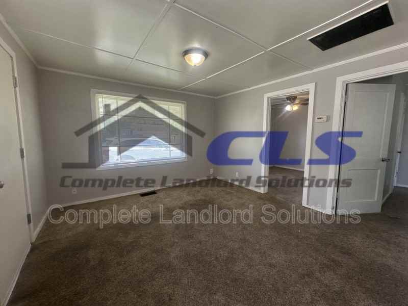 916 Kussner St - Photo 2 of 8