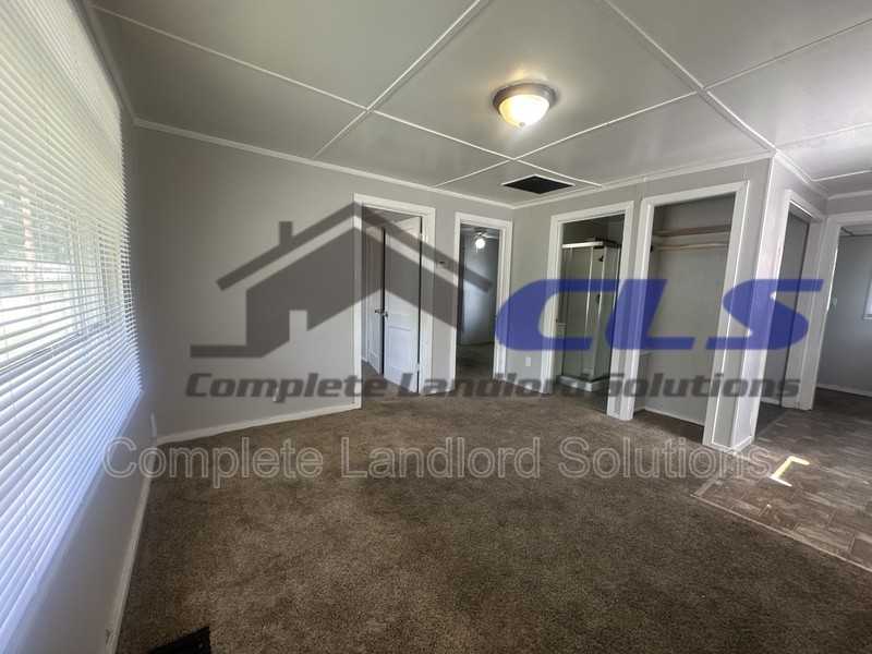 916 Kussner St - Photo 3 of 8