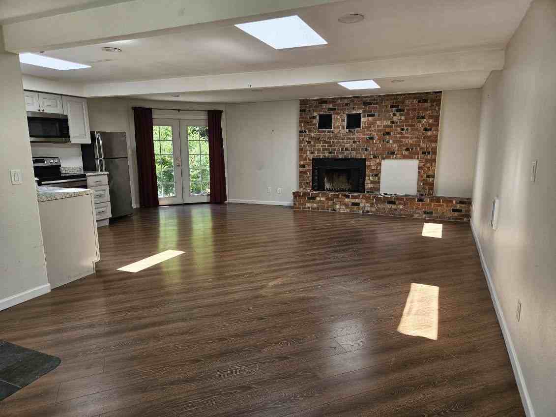 179 129th St E - Photo 5 of 9