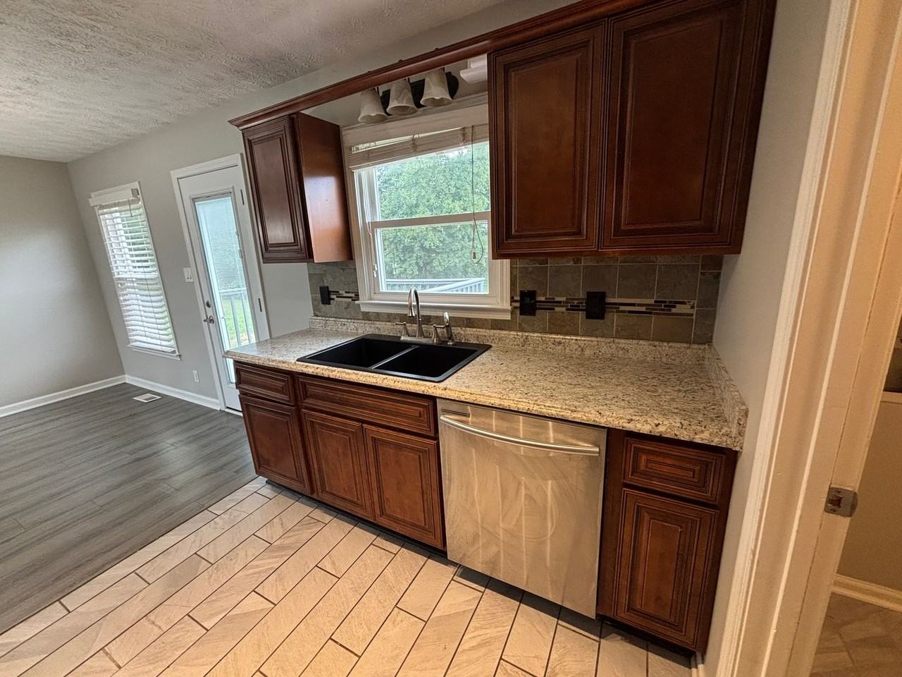 1055 Tolliver Way - Photo 5 of 19
