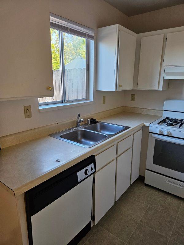 1600 Fischer Ave - Photo 3 of 20