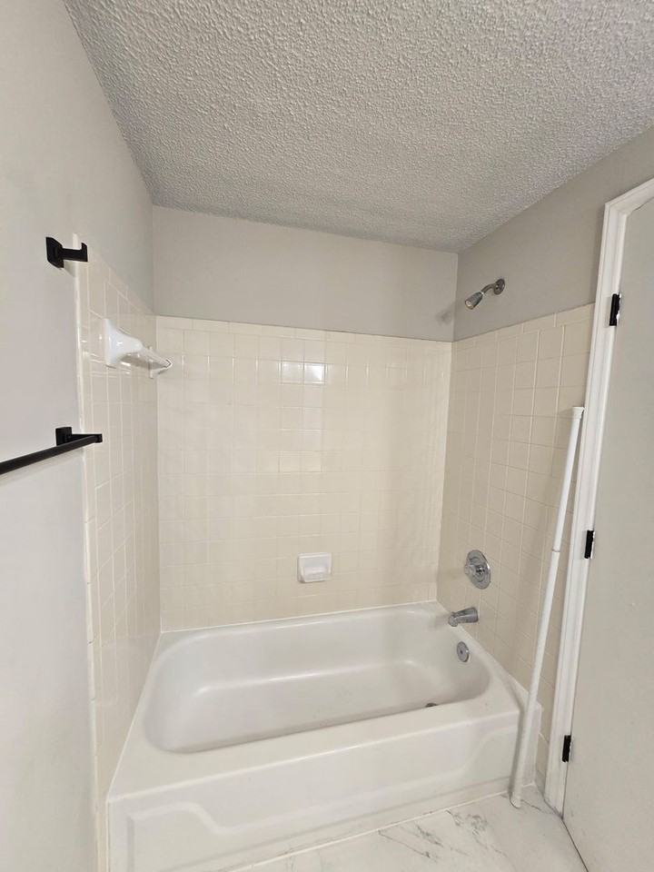 1614 Arlyn Circle #M - Photo 7 of 11