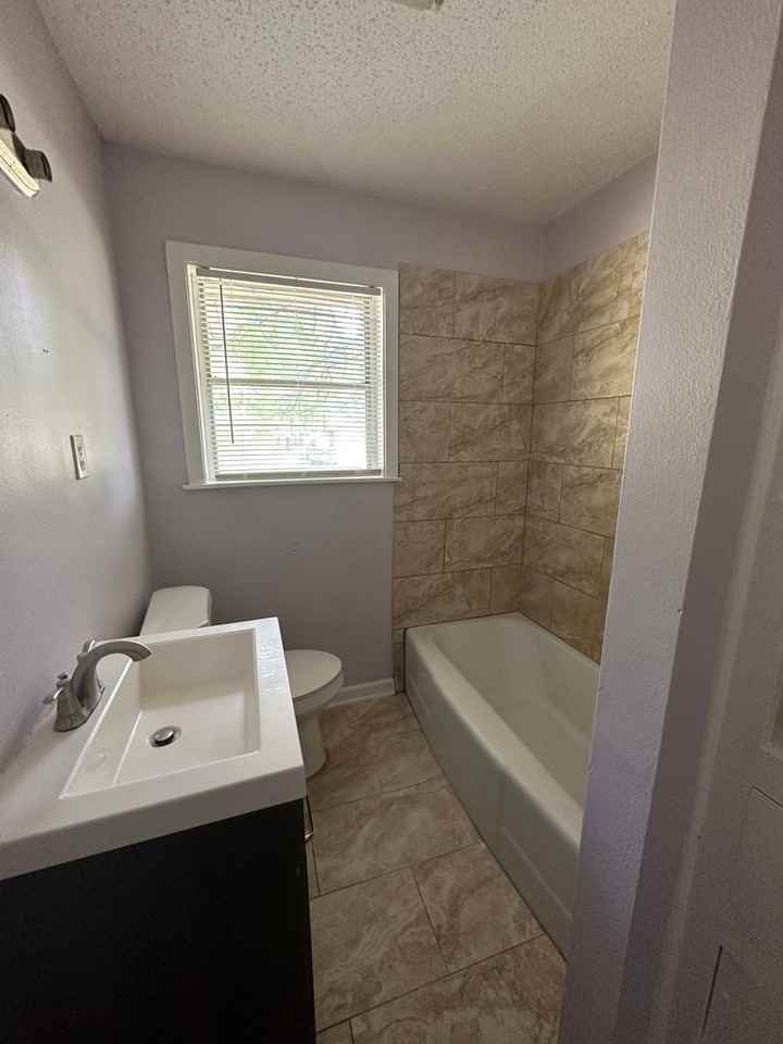 1814 Cambridge St - Photo 7 of 11