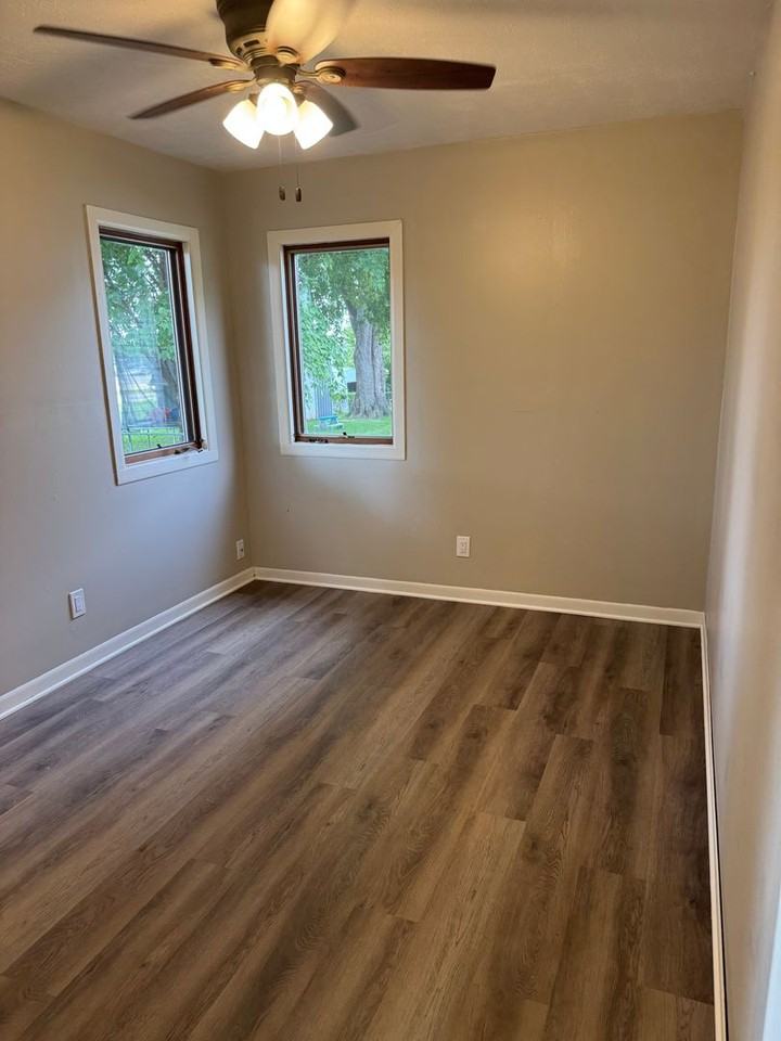 710 W 12th St - Photo 3 of 10