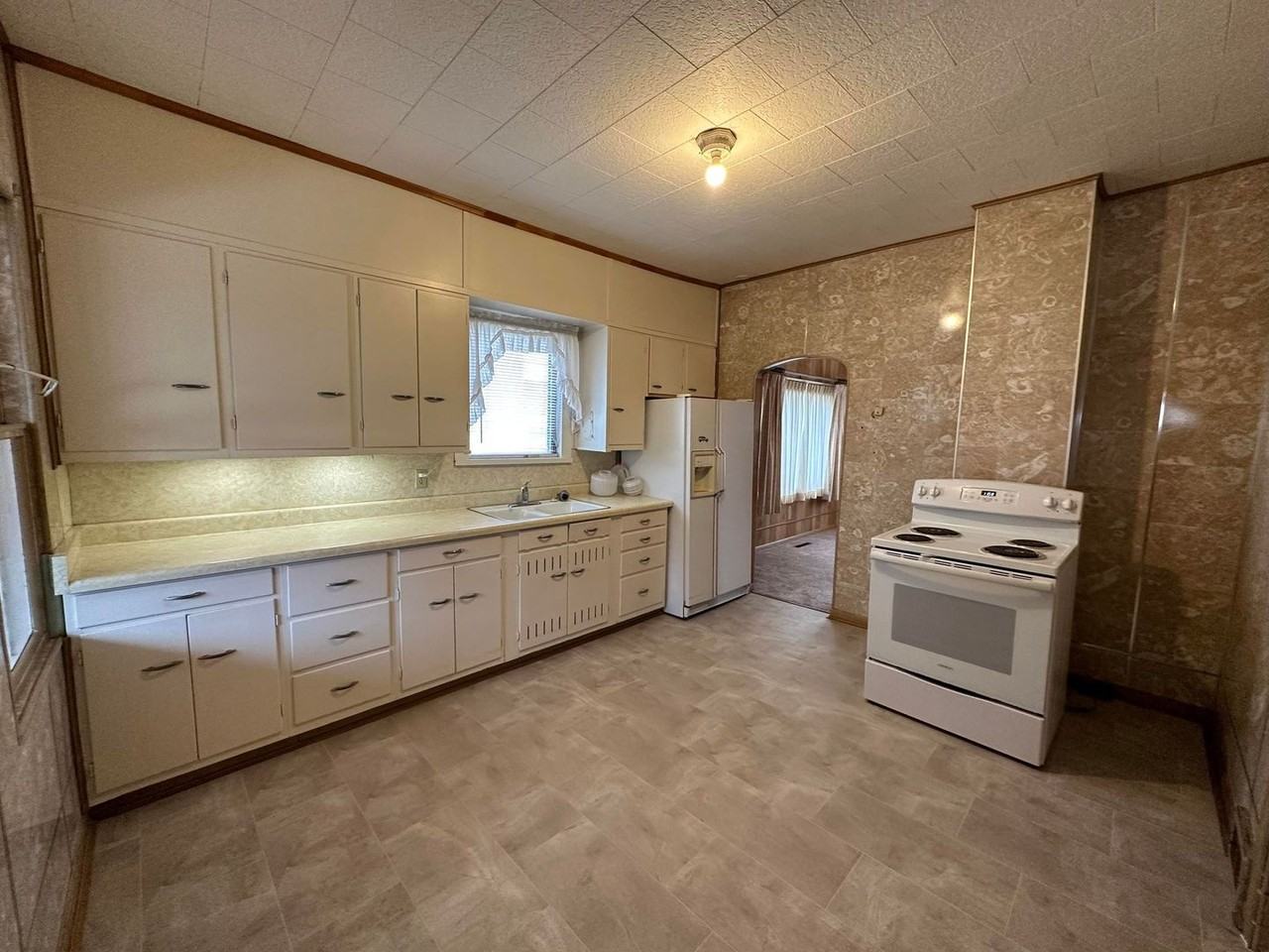 18 Maple St - Photo 3 of 35