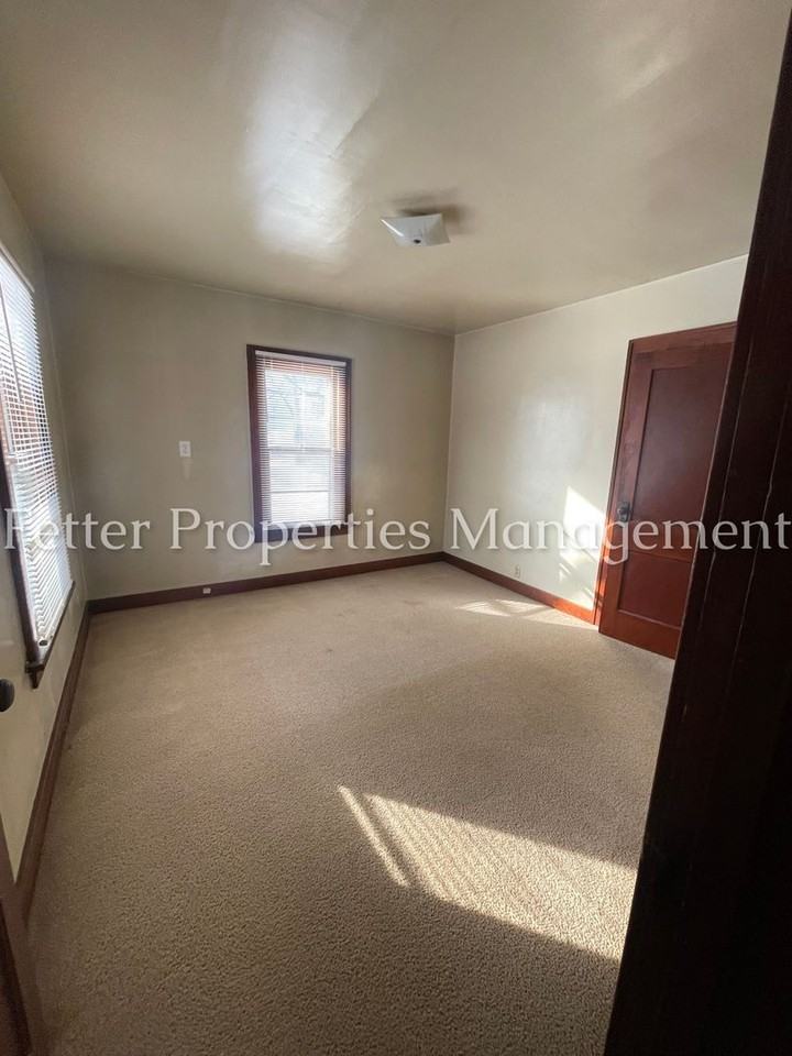 1621 Burdette Ave - Photo 4 of 9