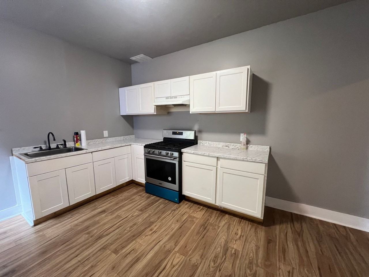 440 E Strawberry St - Photo 3 of 6