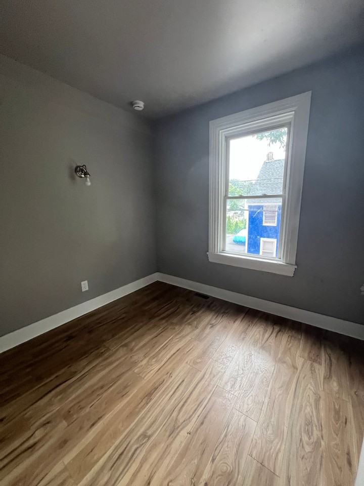 440 E Strawberry St - Photo 4 of 6