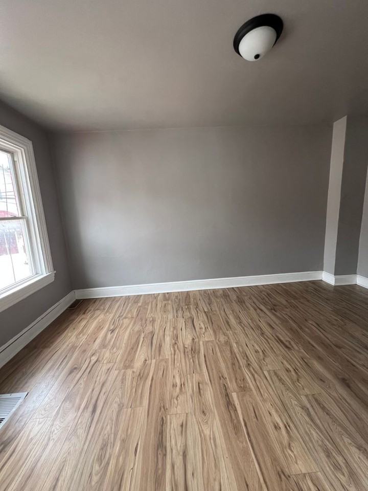 440 E Strawberry St - Photo 5 of 6