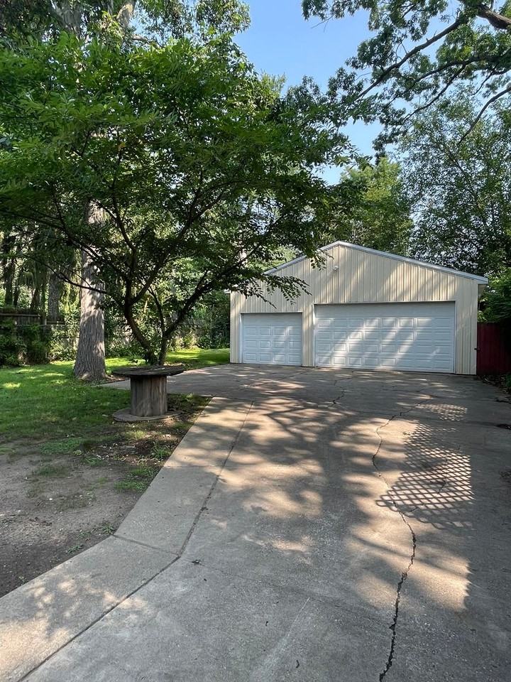 1425 Lakeway Ave - Photo 3 of 20