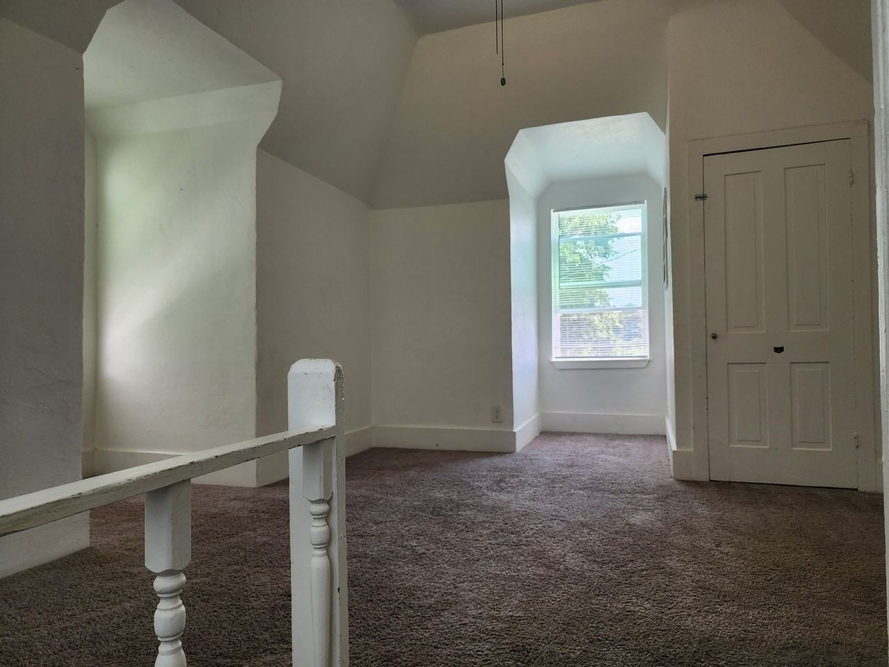 811 W Pine St - Photo 2 of 5