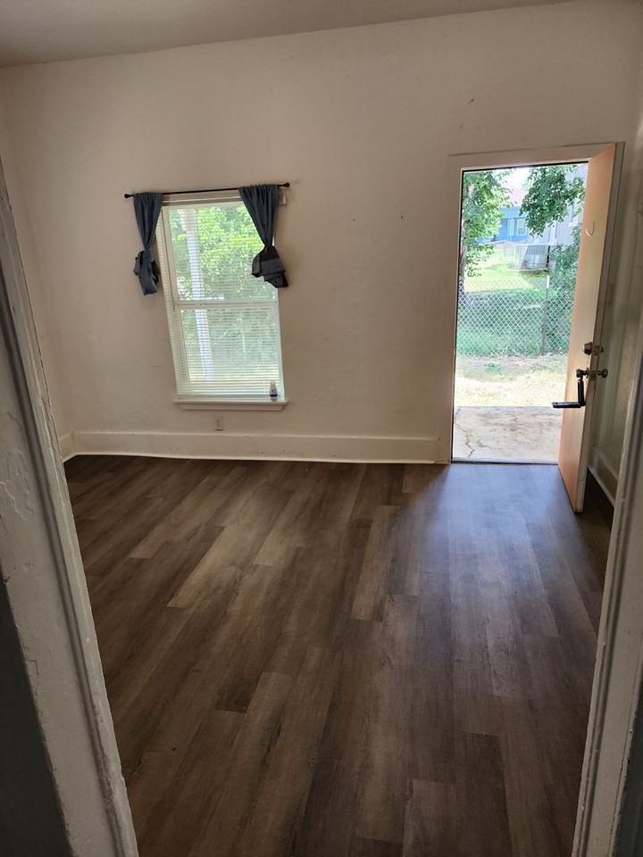 811 W Pine St - Photo 4 of 5