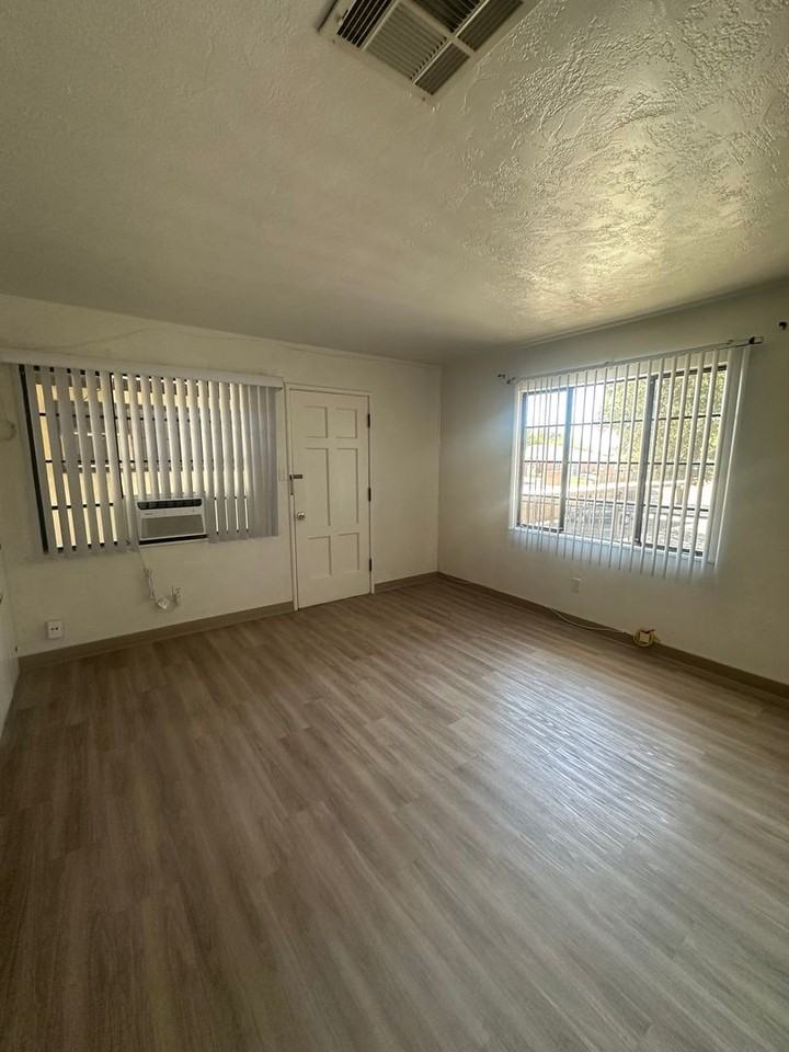 1711 Easy St #E - Photo 2 of 10