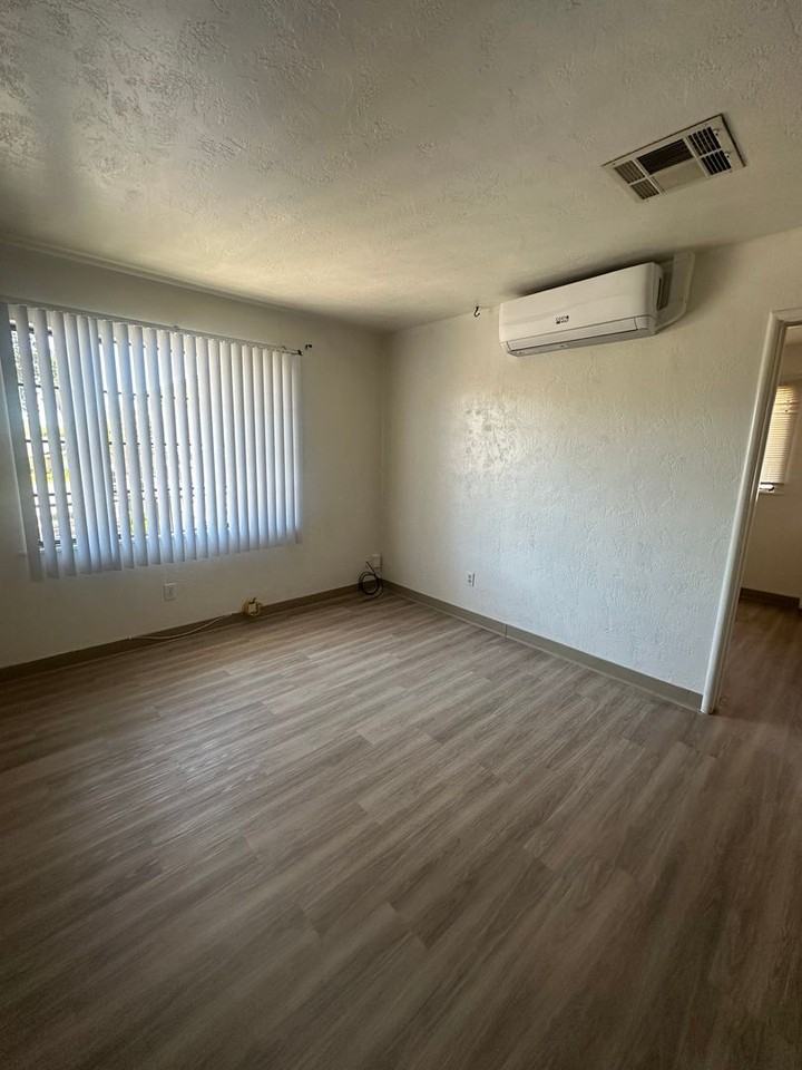 1711 Easy St #E - Photo 3 of 10