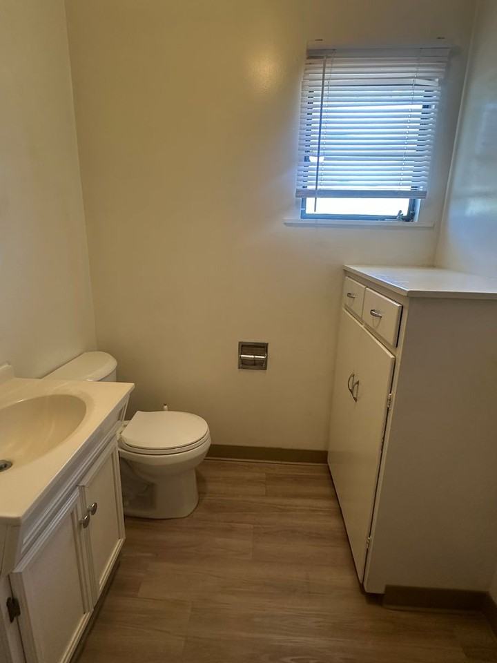 1711 Easy St #E - Photo 6 of 10