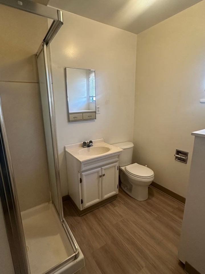 1711 Easy St #E - Photo 7 of 10