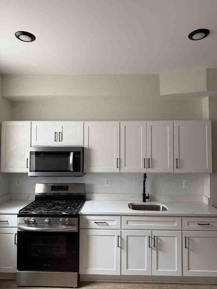 1811 N Dukeland St - Photo 3 of 12