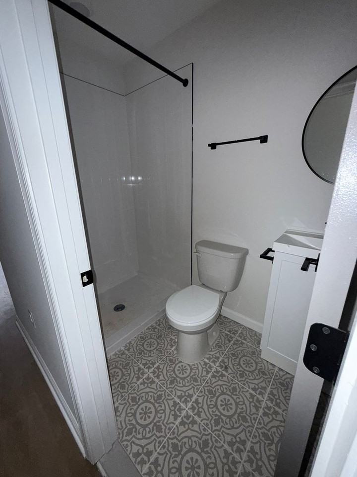 1811 N Dukeland St - Photo 5 of 12