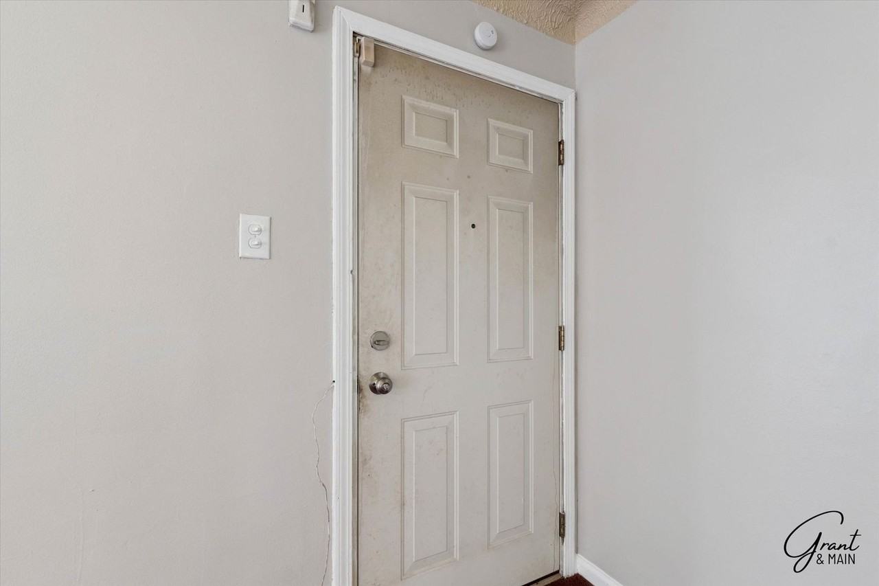 8604 Whitcomb St - Photo 3 of 25