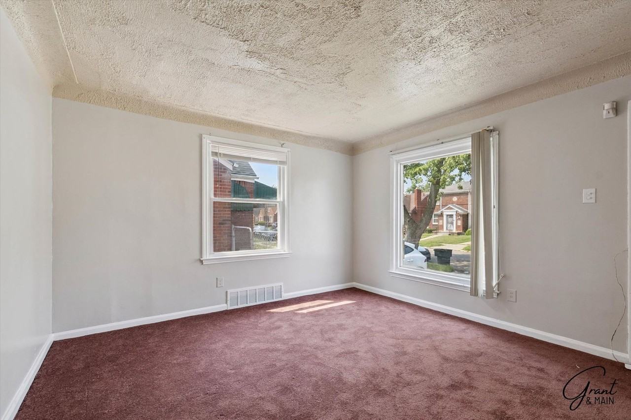 8604 Whitcomb St - Photo 5 of 25