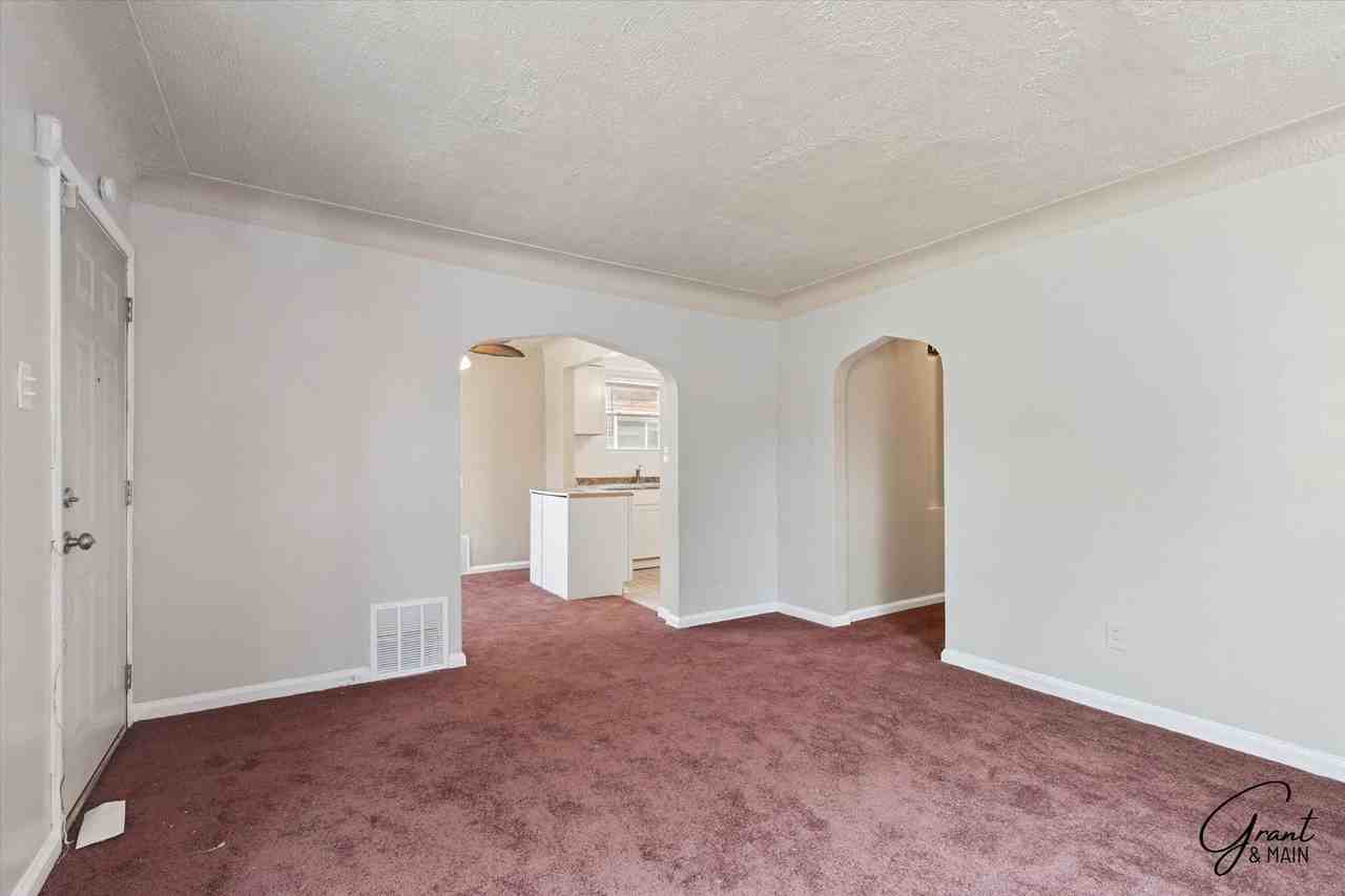 8604 Whitcomb St - Photo 7 of 25