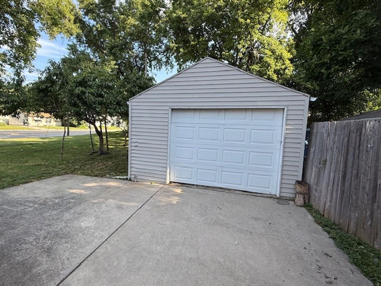 1290 W King St - Photo 2 of 15