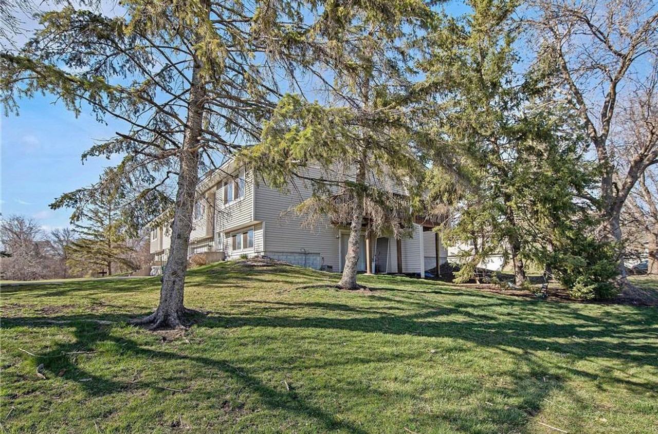 300 96th Ln Ne - Photo 2 of 12