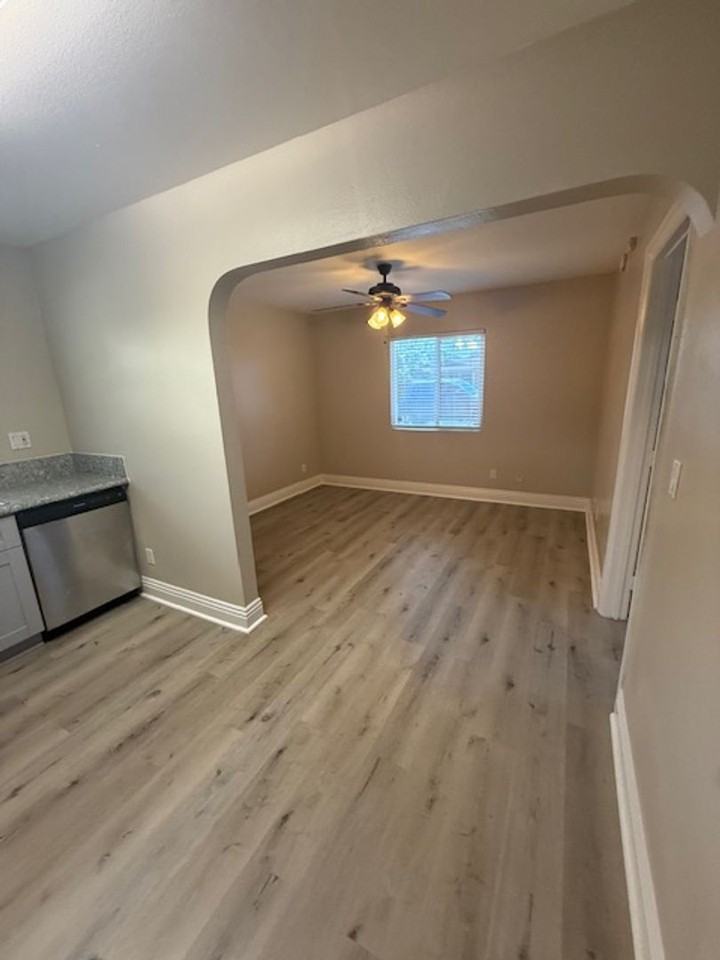 905 E 4th St #1 - Photo 3 of 11