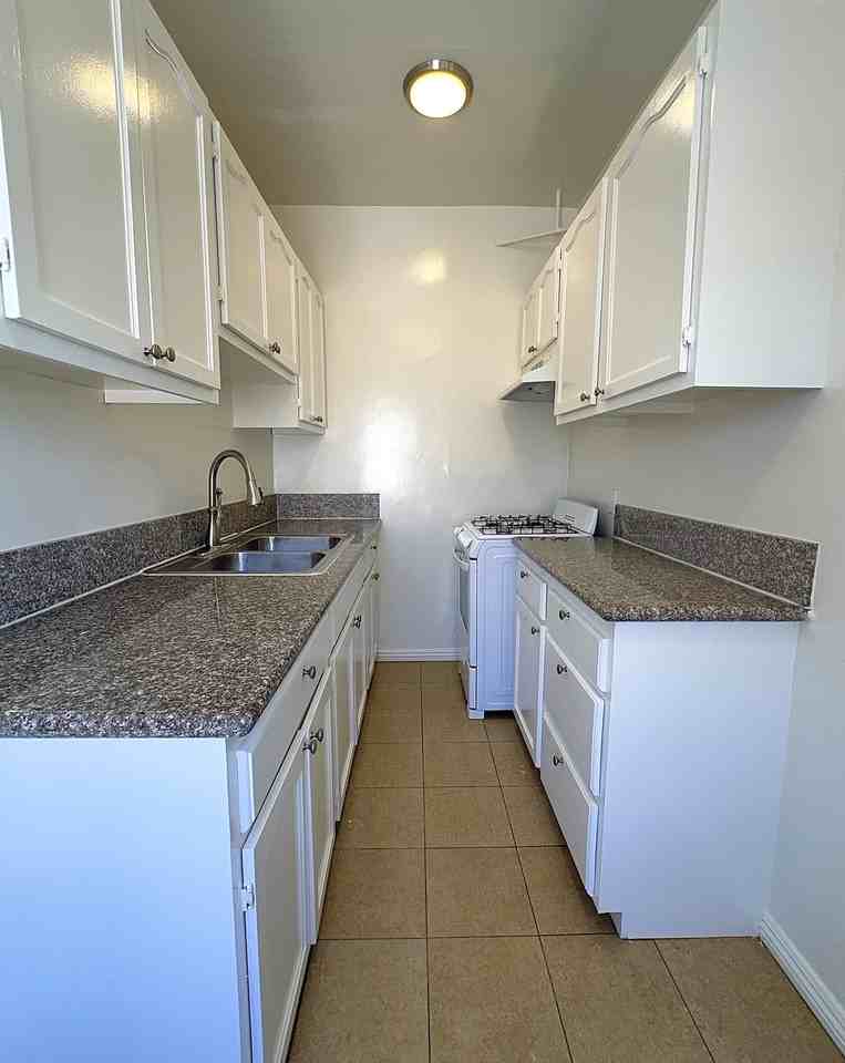 521 North Avalon Boulevard #102 - Photo 4 of 10