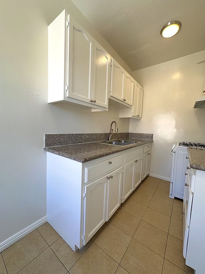 521 North Avalon Boulevard #102 - Photo 5 of 10