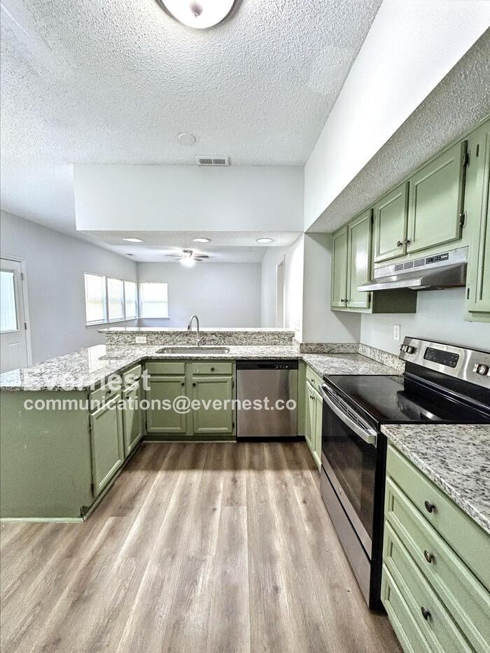 9601 Marshbrooke Rd - Photo 2 of 20