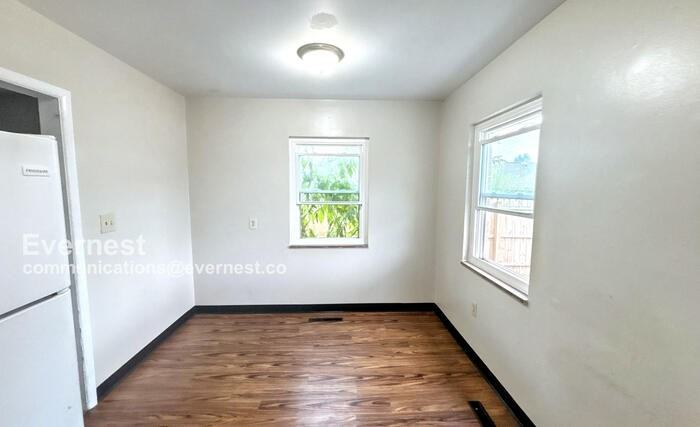 992 Racine Ave - Photo 3 of 17