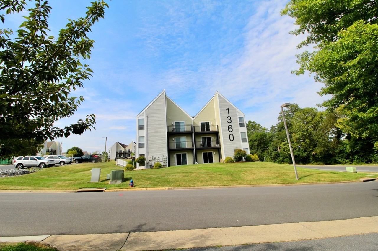 1360 Hunters Rd Apt J - Photo 2 of 21